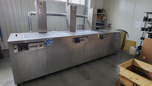 Przemysłowa myjka ultradźwiękowa w firmie Vanax – technologia czyszczenia ultradźwiękowego